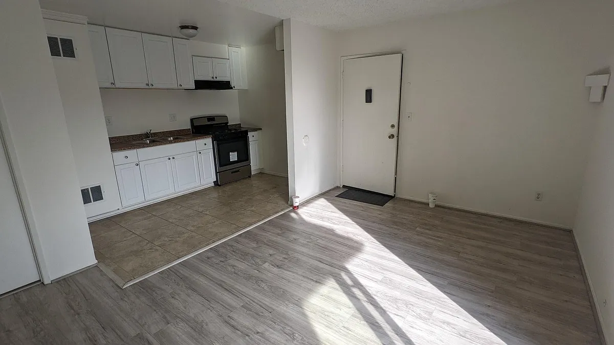 Building Photo - 16961 Green Ln #5