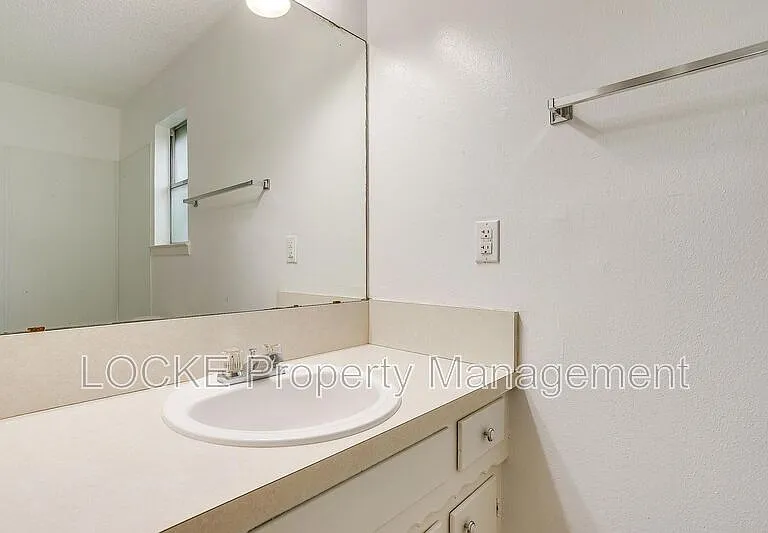 812 E Prairie View Rd — Photo 10