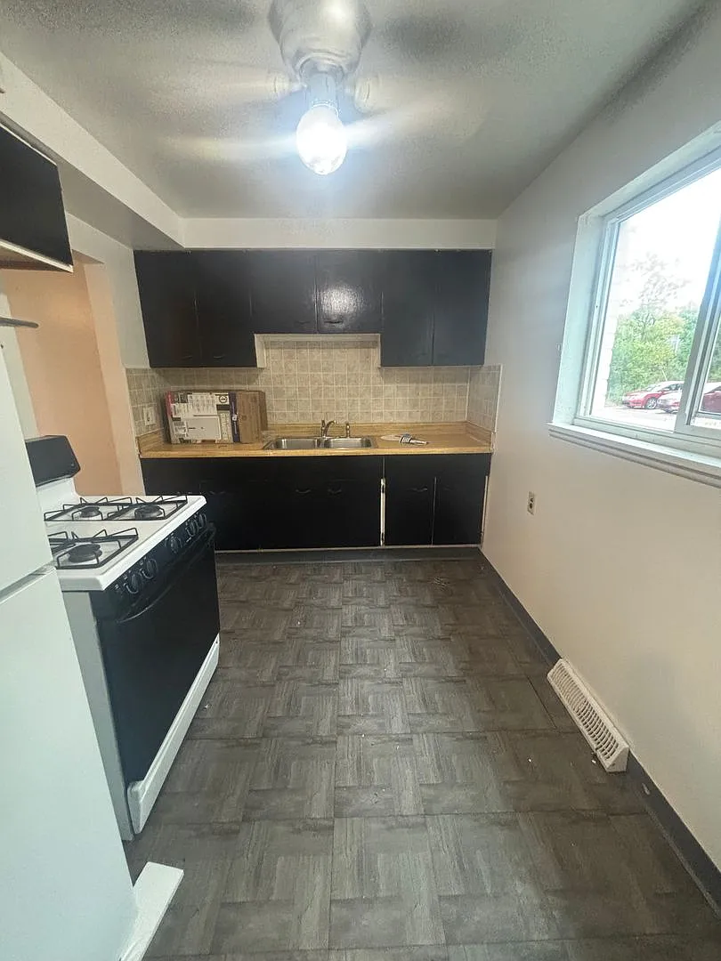 2bd/1.5b Townhome Warrensville Section 8/Cash Pay — Photo 3