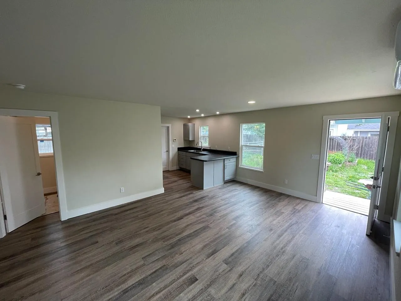 Studio, 400 sqft, $1,995 — Photo 4