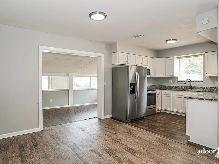 7720 Lazeau Dr — Photo 4