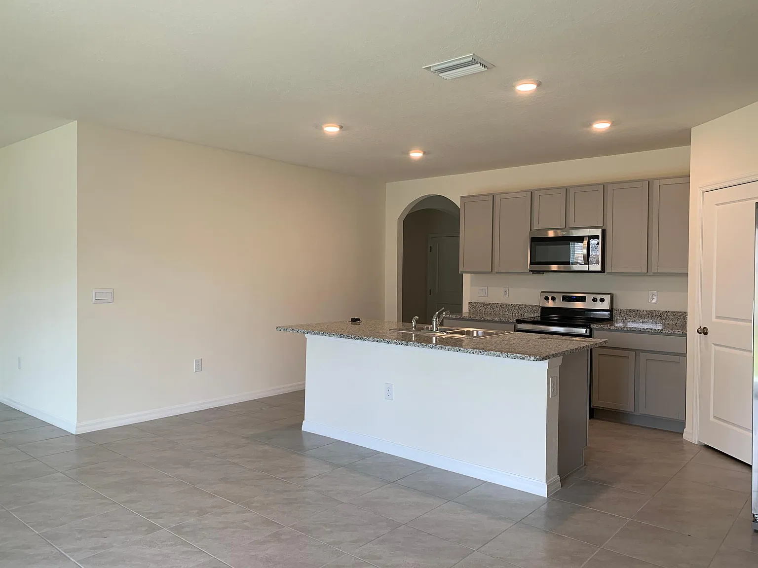 4 bed, 1828 sqft, $2,500 — Photo 4