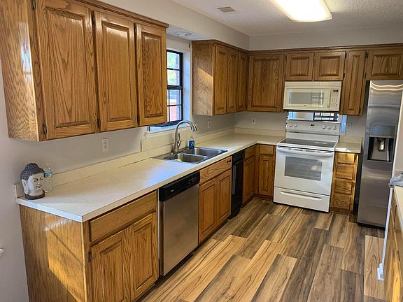 4th image of 102 Creekview Ln