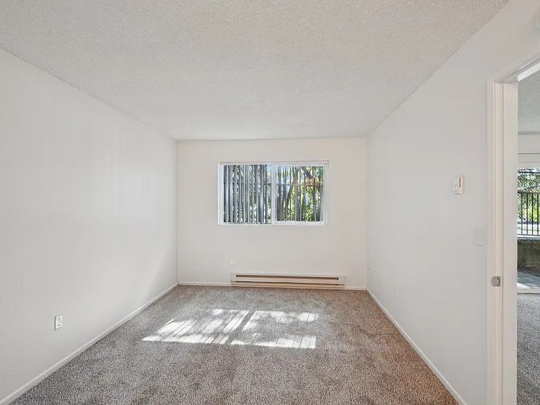 Georgetown Manor Apartments — Photo 15