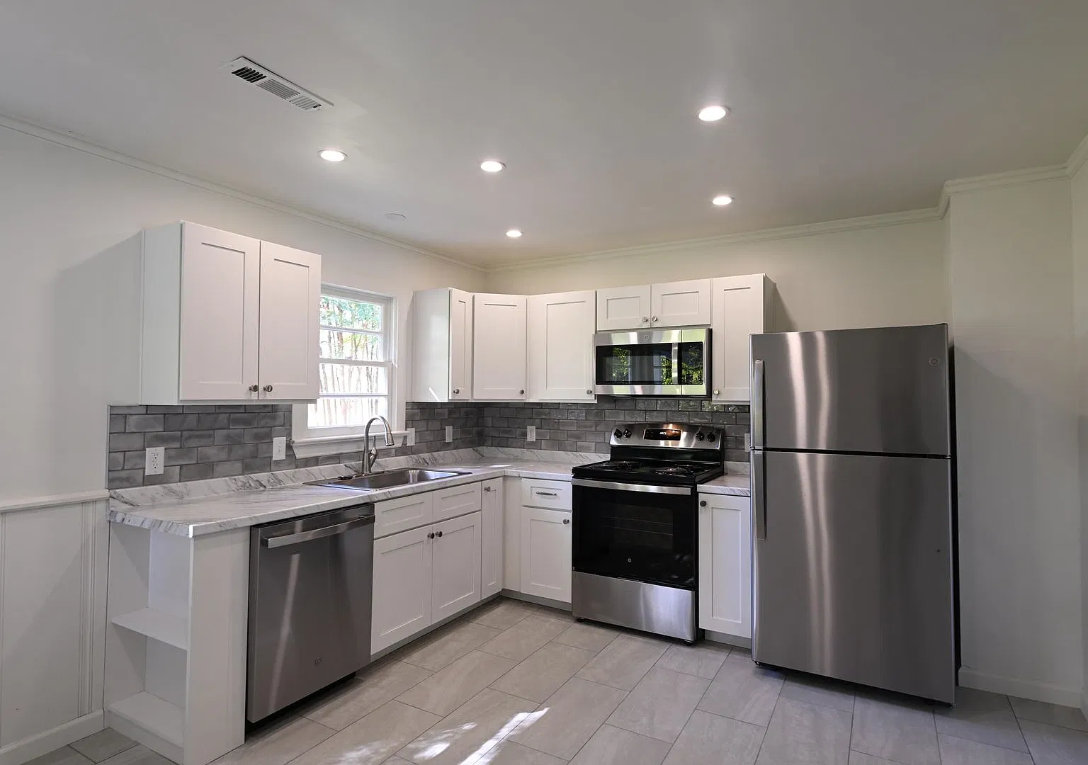 3 Room 1 Bath - High-End Executive Retreat With Panoramic Mountain Views — Photo 3