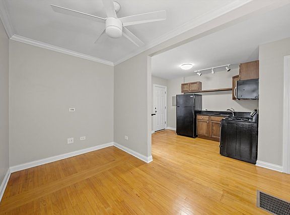 4th image of 1025 W 31st Pl #1R