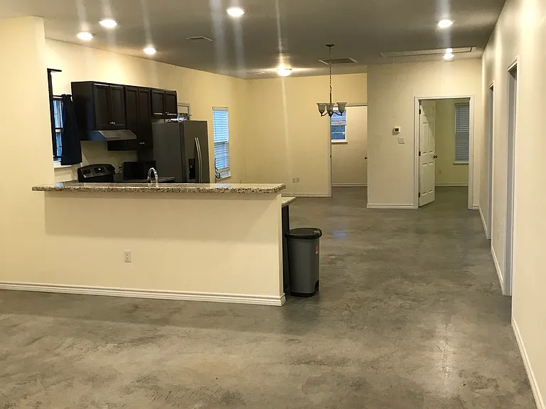204 Jasper Ln — Photo 3