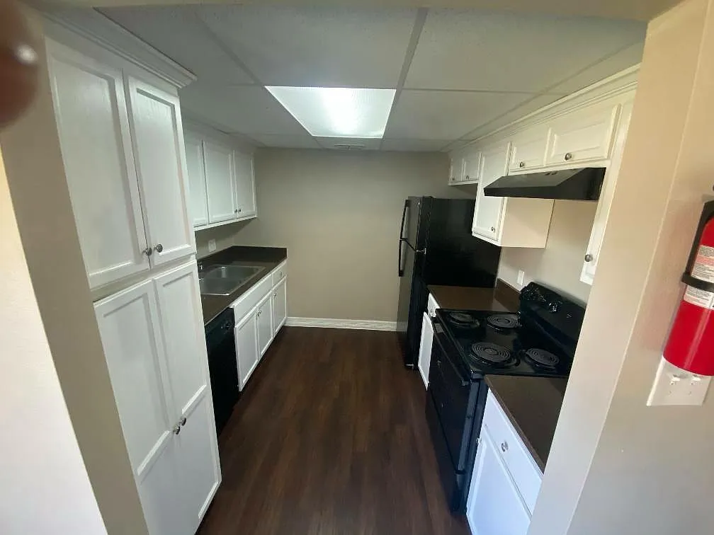 Woodlawn Apartments — Photo 2