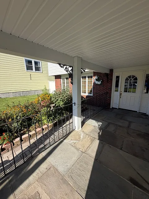 3 bed, 1872 sqft, $3,000 — Photo 3