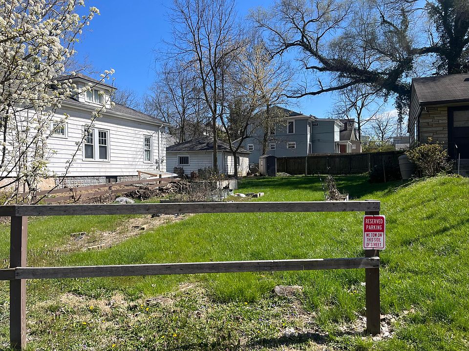 2nd image of 2395 Glenview Blvd