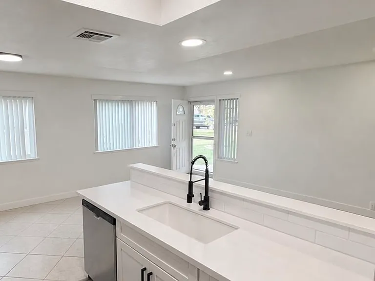 3045 Knollwood Ave — Photo 5