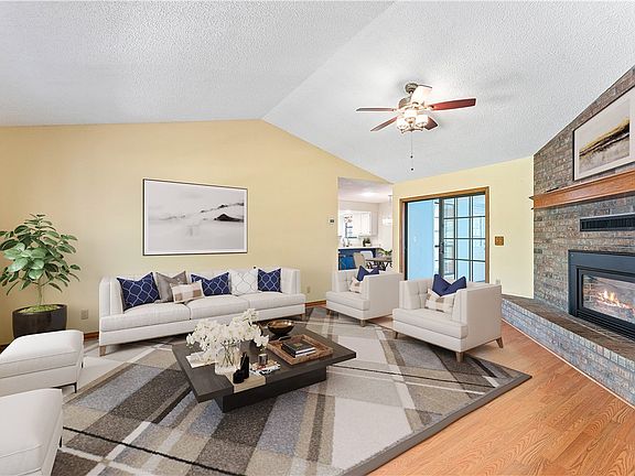 5th image of 7 Amesbury Dr
