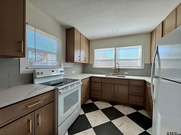 5th image of 802-804 E Goliad Ave