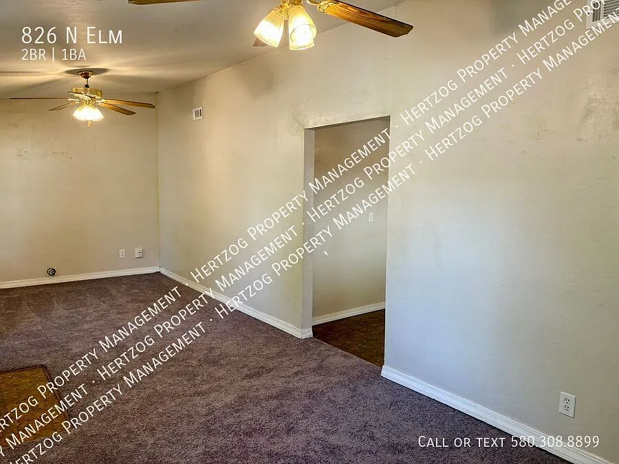 2 Bedroom 1 Bathroom home with a fenced yard! — Photo 2