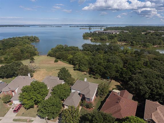 2nd image of 921 Lake Bluff Dr