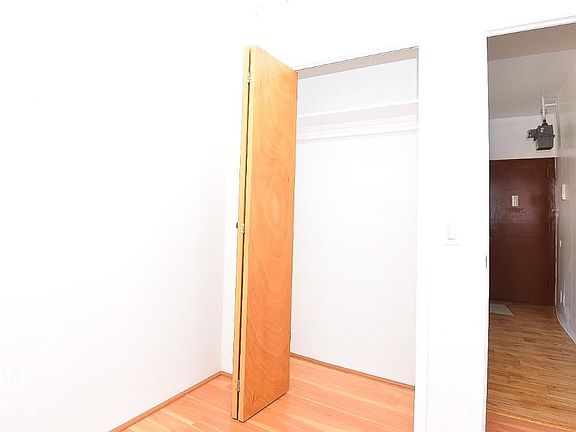 3rd image of 215 Kingsland Ave APT 15