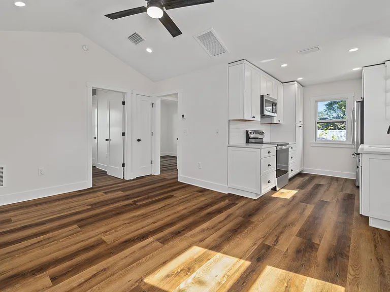 905 E Saint Clair St — Photo 27