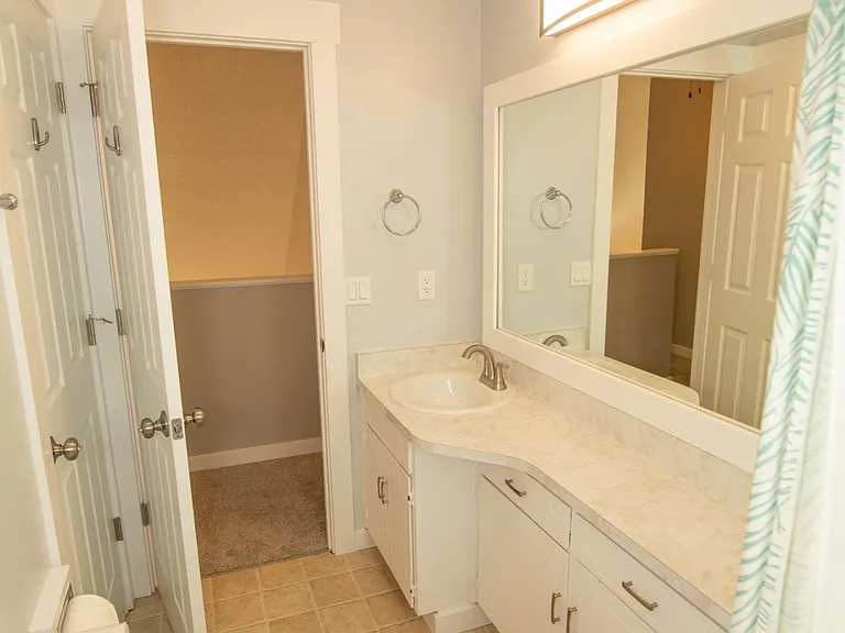 Upstairs (full) bathroom