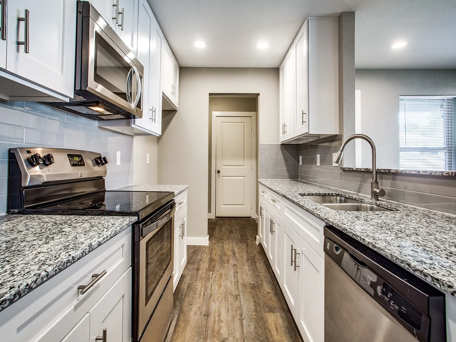 3 bed, 1090 sqft, $1,600 — Photo 3