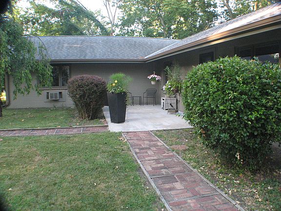 Cocktails on the porch?
Yes!