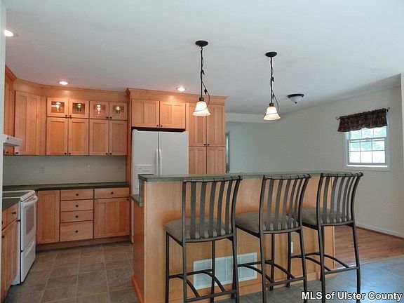 3rd image of 504 Roberts Ct