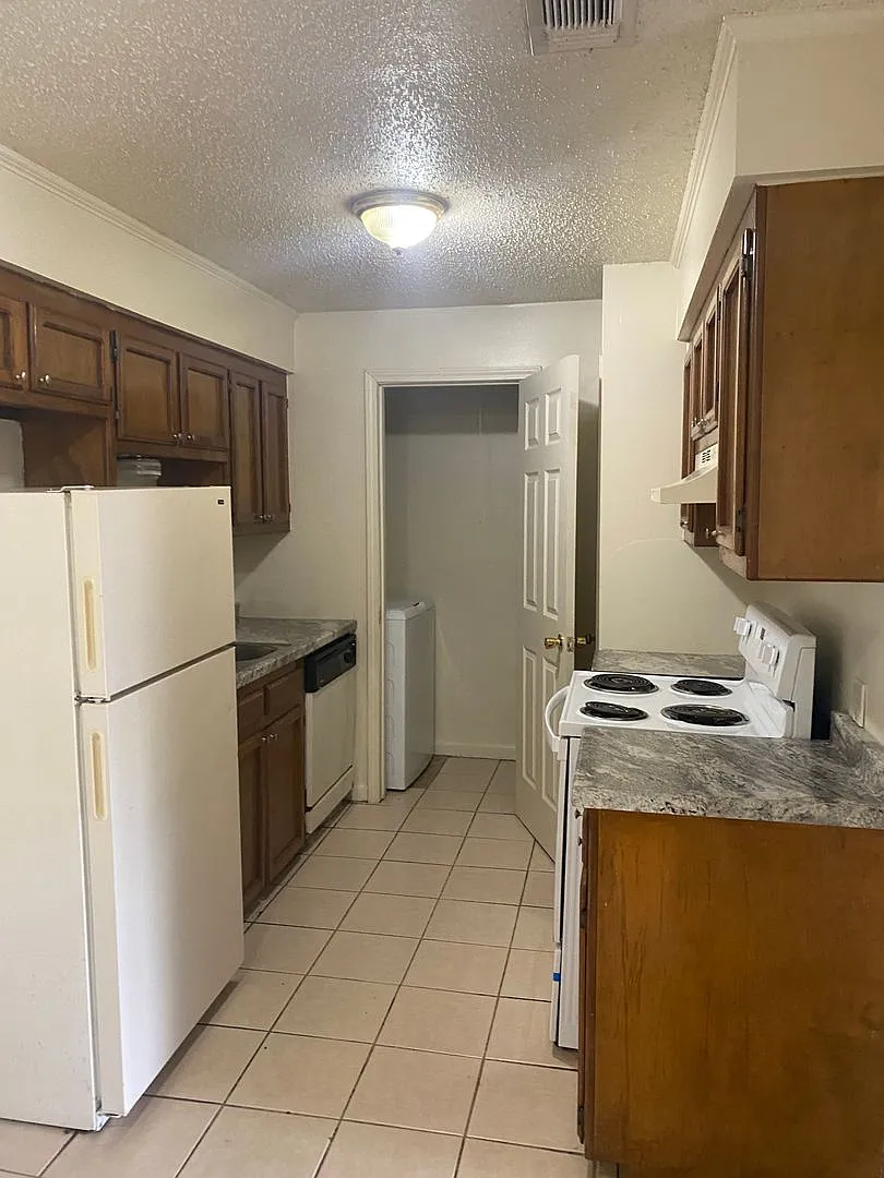 C 8349 GV — Photo 2