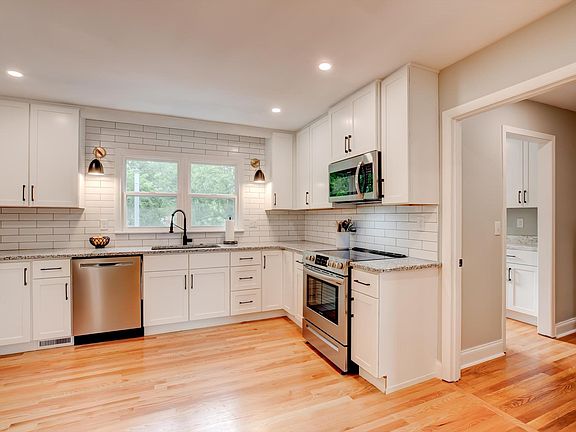 3rd image of 1301 Glenoaks Dr