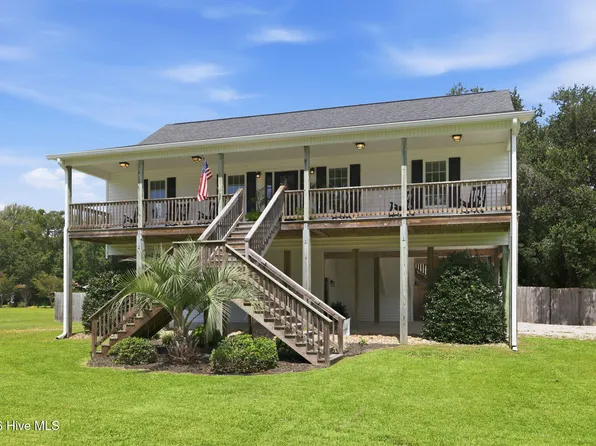 1422 Harkers Island Road, Beaufort, NC 28516