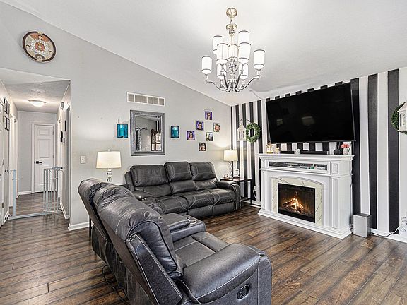 2nd image of 808 W Lasalle Ave