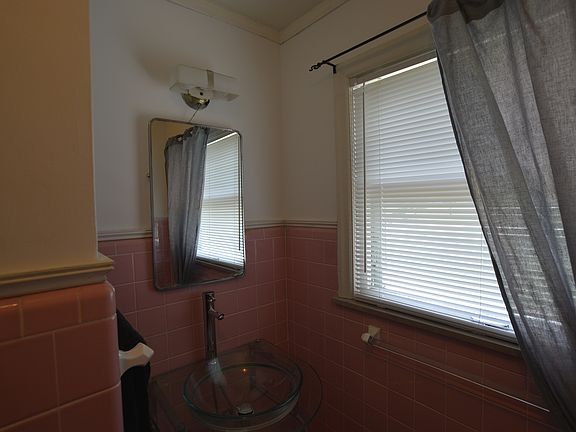 3rd image of 104 E Pennsylvania Ave