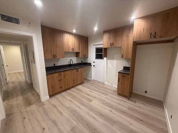 5th image of 427 E Acacia Ave APT 1