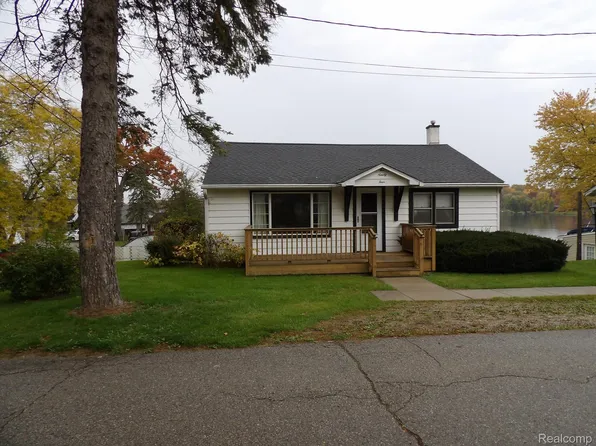 594 Chicago Dr, Howell, MI 48843