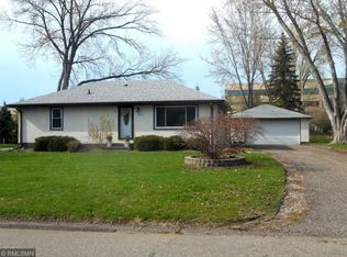 11022 Oak Knoll Ter N, Minnetonka, MN 55305