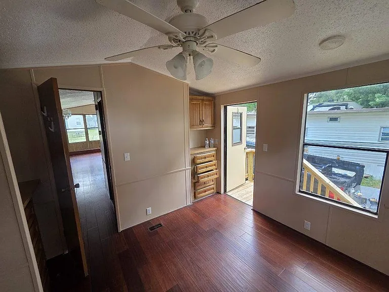 4001 W Silver Springs Blvd — Photo 2