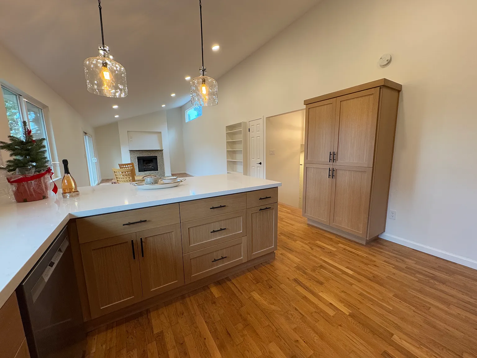 3 bed, 2.5 bath, 1600 sqft, $5,000 — Photo 3