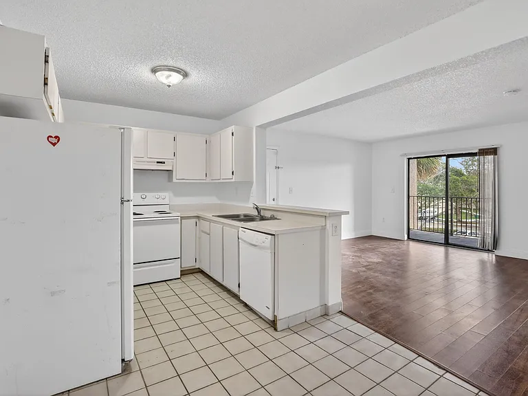 300 Palm Cir W #305 — Photo 8