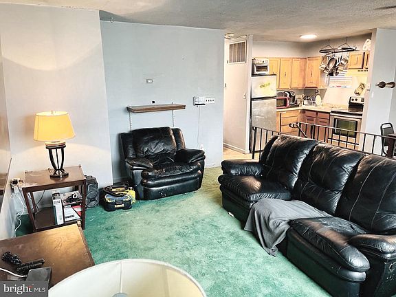 4th image of 924 Elfin Ave