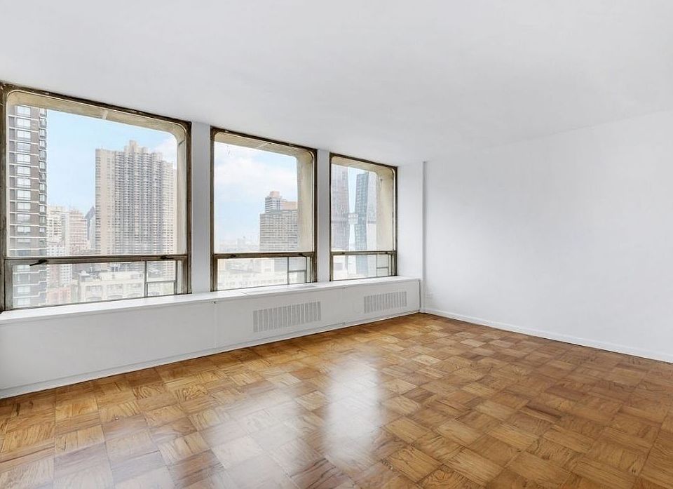 1st image of 300 E 33rd St APT 10G