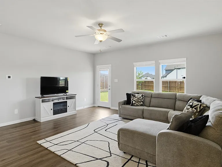 2275 Cliff Springs Dr — Photo 9