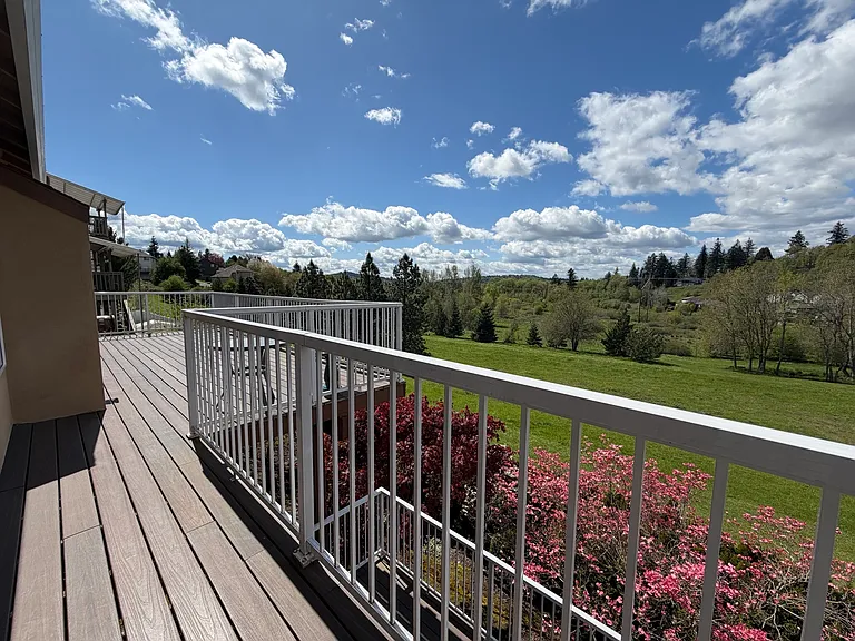 2437 SW Linneman Dr — Photo 3
