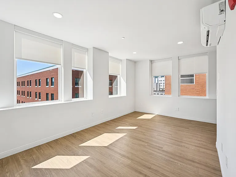 Hamilton Apartments — Photo 25