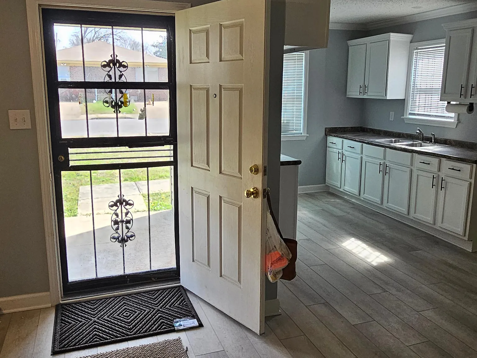 3 bed, 1130 sqft, $1,300 — Photo 2