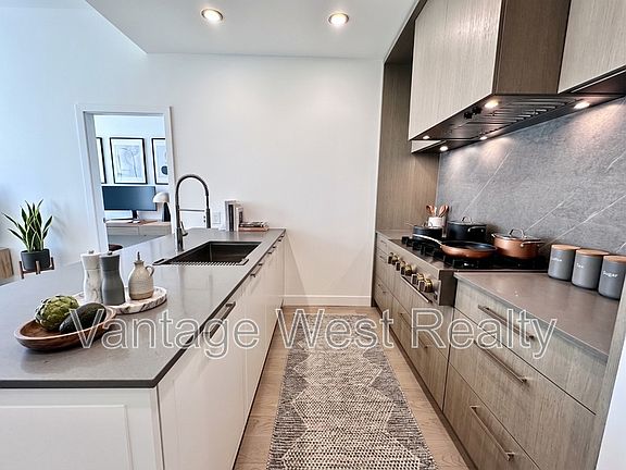 2nd image of N201 Lakeshore Rd #3389
