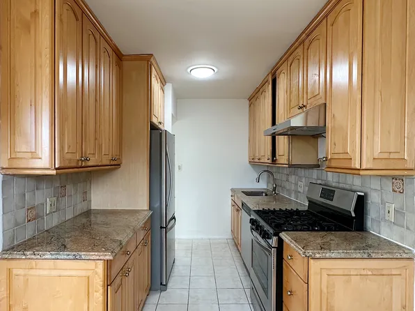 65-05 Woodside Avenue image 4 of 9