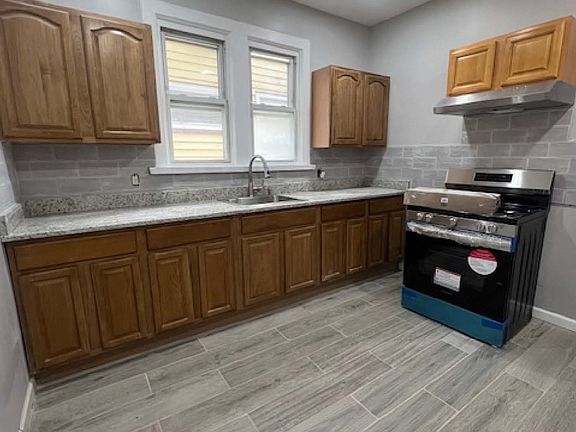 3rd image of 161 Carolina Ave Floor 2