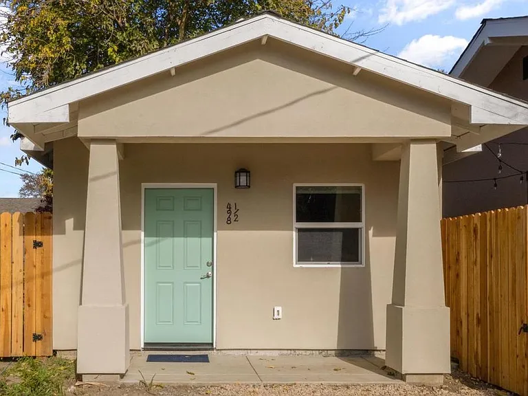 498 Johnston St — Photo 15