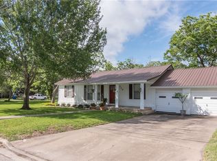 110 Walnut St, Yoakum, TX 77995