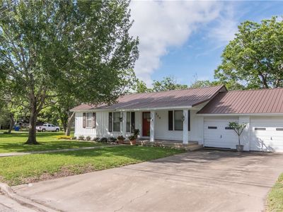 110 Walnut St, Yoakum, TX, 77995