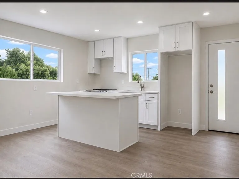 8410 Noble Ave — Photo 9
