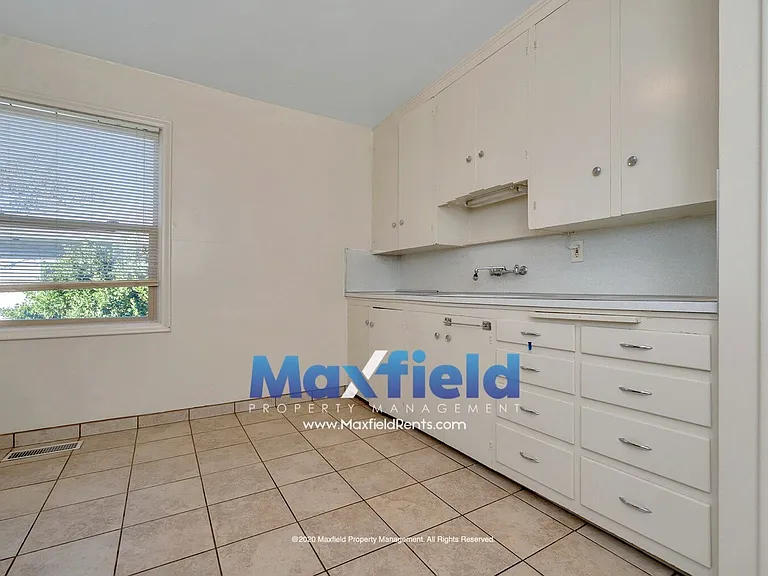 2506 S Douglas St — Photo 7